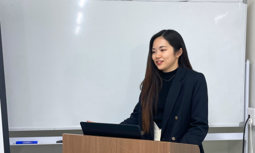 株式会社FIORITURA代表 北原茜（きたはら あかね）が講演する様子